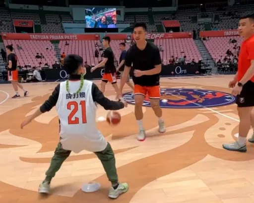 職籃場邊有洋蔥!特教生連開合跳都不會 竟因這理由說「我想打籃球」