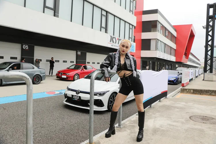 穿著熱褲、小可愛、賽車服等指定服裝，可享購票6折優惠。麗寶提供