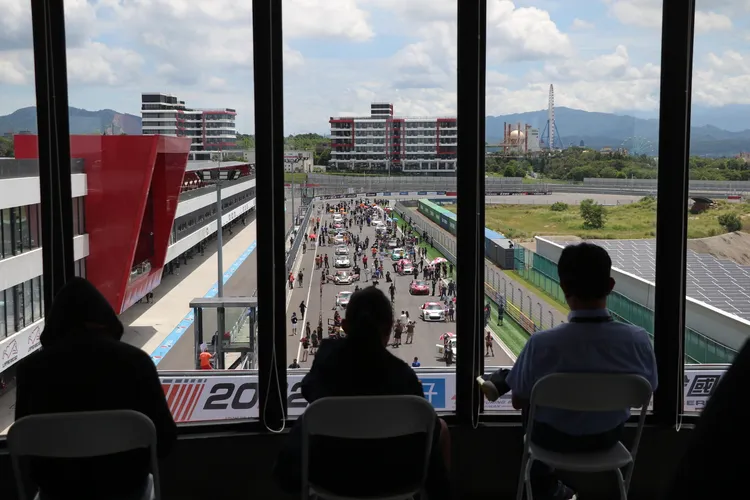 資深賽車迷必買的VIP室內席限量套票，限量優惠800元起，提供百事可樂及爆米花無限暢飲。麗寶提供