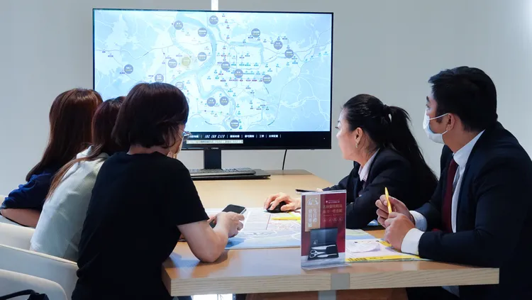 看好都廳大院未來發展性高，賞屋下訂的民眾平日絡繹不絕。莊宗達攝