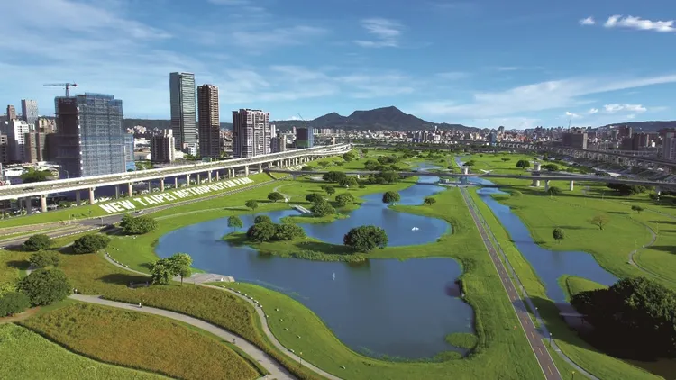 424公頃的新北大都會公園距離都廳大院僅1.9公里。業者提供