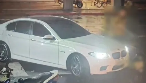驾驶金派!开BMW逼车还拿这根想打人