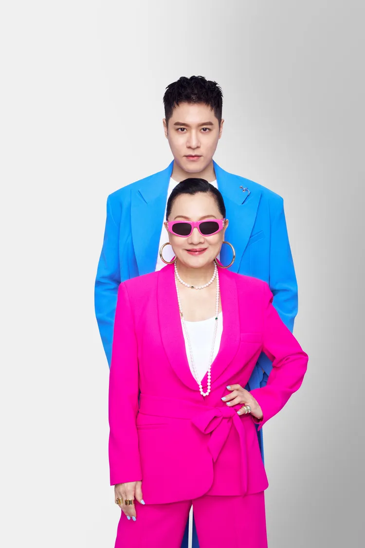 周湯豪（後）和媽媽比莉默契好。