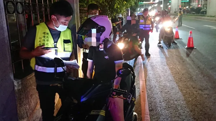 警方與環保局、監理站人員執行聯合稽查。三重警分局提供