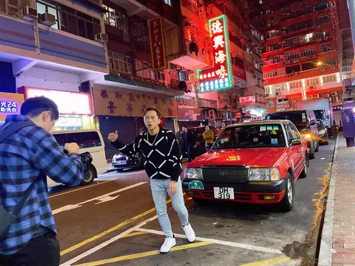 珠寶商歌手香港騎車重摔 違法拍片驚見警車趕來