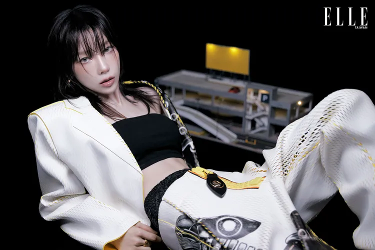 太妍身穿全套LV服裝與珠寶，拍攝雜誌封面。《ELLE》提供