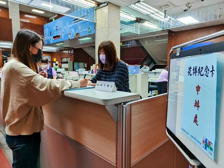 市民可攜相關證件至區公所、戶政事務所、指定捷運站及停車收費窗口申領。市府提供