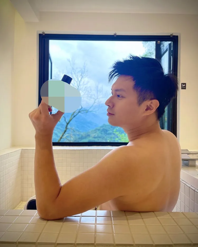 男方隔天也出現一樣背景的泡湯照。翻攝自晨泓軍IG