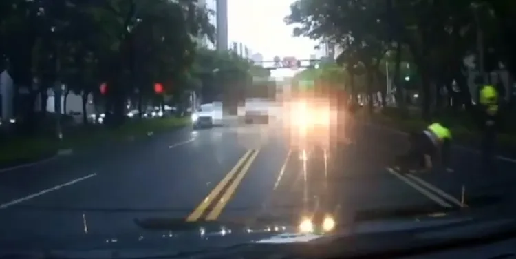 尤男駕車逃離現場，還差點讓警員受傷。翻攝畫面