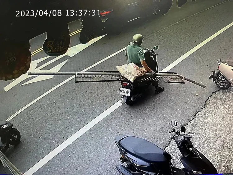 騎士載著超長鍍鋅錏管，撞到路旁機車。翻攝臉書屏東縣潮州鎮