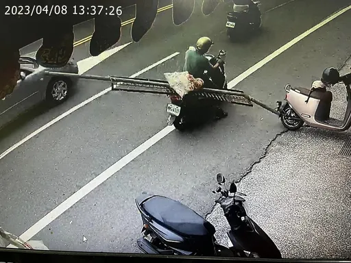 這一根超級無敵長!撞到機車還烙跑 這騎士荷包最高得噴1.8萬