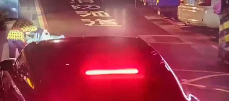 施男駕車逃逸，險些撞到路人。翻攝畫面