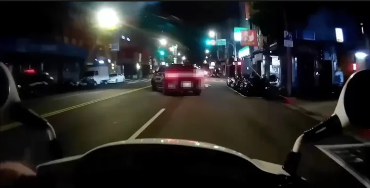 施男一路駕車狂飆，企圖擺脫警方追捕。翻攝畫面