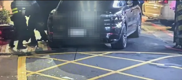 施男拒絕下車受檢，警方只得破窗逮人。翻攝畫面