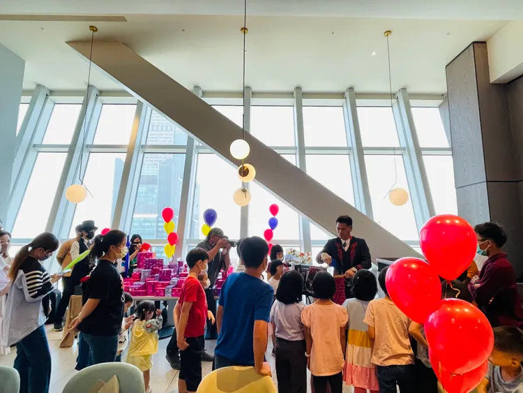 高雄慈善家孫先生與承億酒店在兒童節共同舉辦公益餐會。翻攝畫面