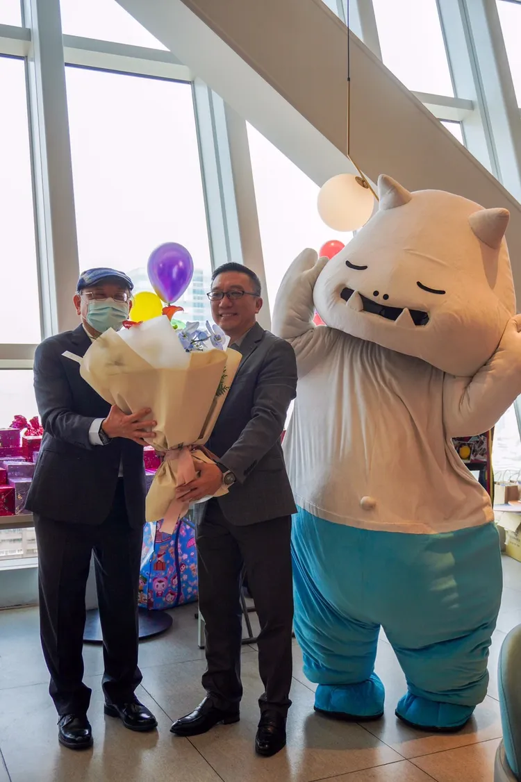 慈善家孫先生（左）舉辦餐會。翻攝畫面