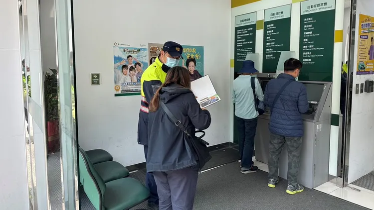 淡水警方至ATM提醒民眾注意防詐。淡水警分局提供
