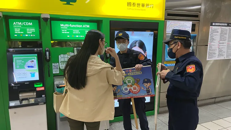中和警方在ATM向民眾宣導防詐。中和警分局提供