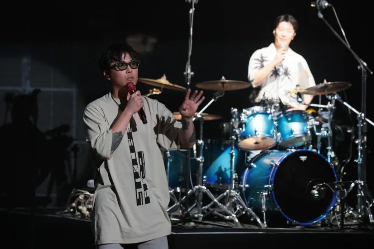 李洪基（左）霸氣說，下次來沒滿場也沒關係，還是要在搖滾區開唱。彭欣偉攝