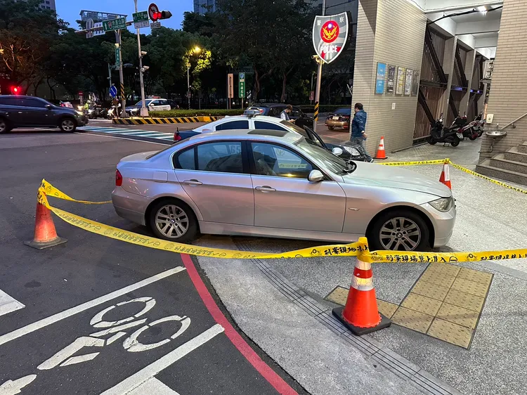 華山幫槍手前往板橋分局投案。板橋警分局提供