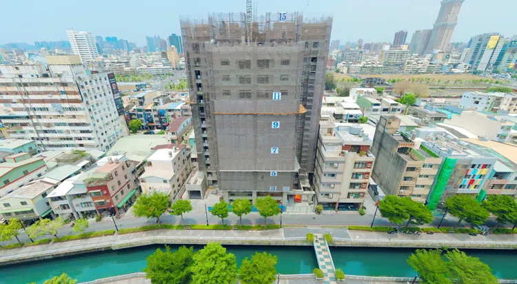 建案「上水」正對幸福川。讀者許先生提供