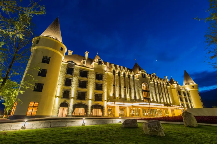 花蓮瑞穗天合國際觀光酒店．城堡精緻客房(含二客早餐及晚餐)，特價10,999元。業者提供