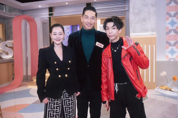 派翠克（右）跟隨小S（左）在《小姐不熙娣》訪問眾多明星，日前請到AKIRA上節目。翻攝派翠克臉書