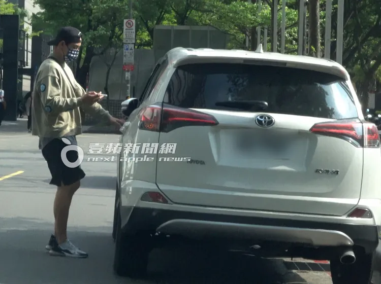 藍鈞天準備坐上違停在紅線的坐駕離開。特勤中心攝