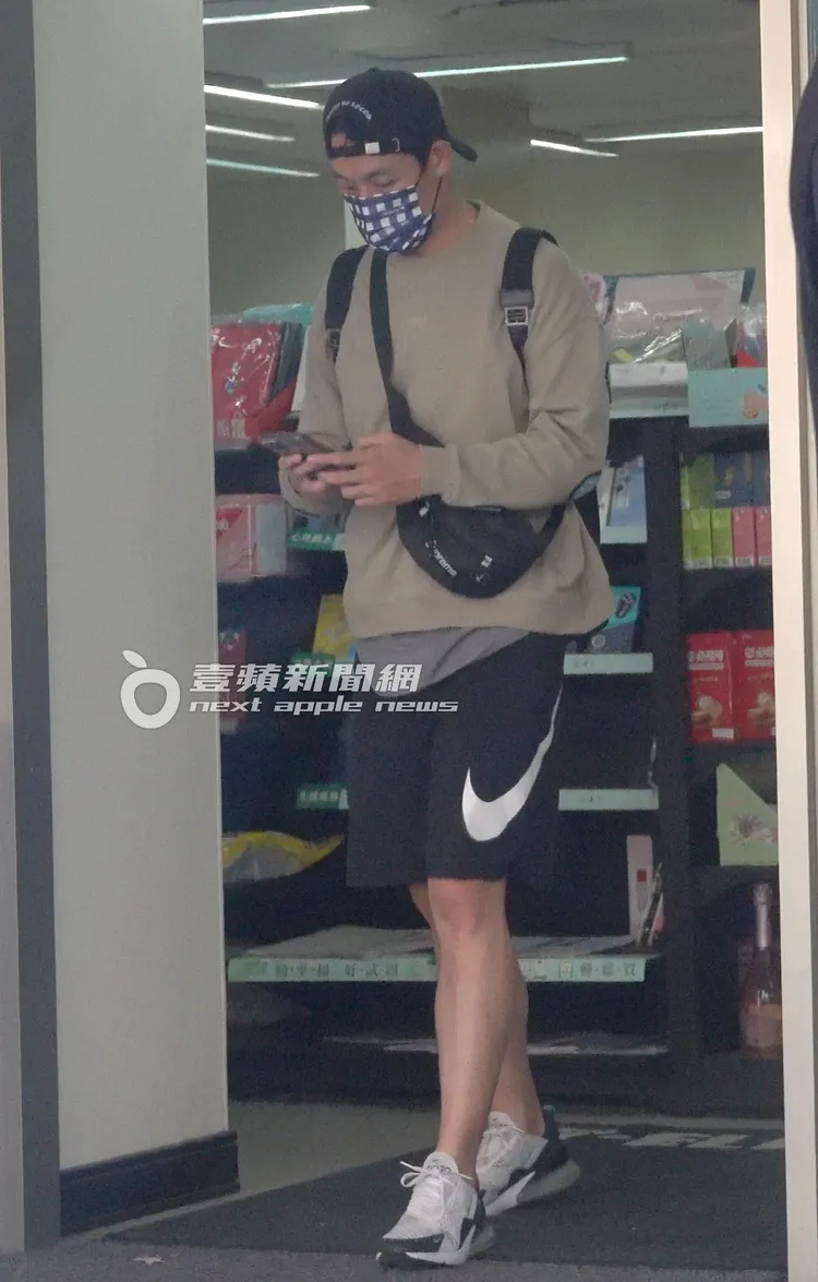 藍鈞天低著頭滑著手機走出便利商店。特勤中心攝