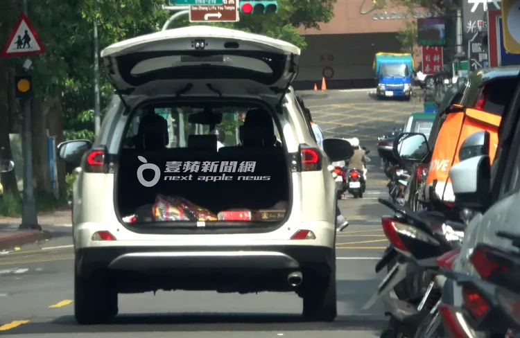 藍鈞天把後車箱打開後，便走到一旁店家搬貨物。特勤中心攝