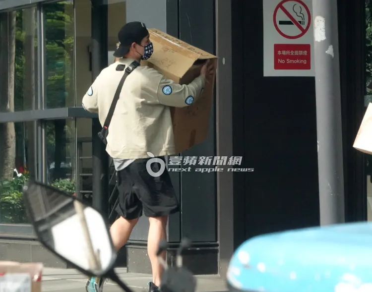 藍鈞天抱著貨物準備走進新光三越。特勤中心攝