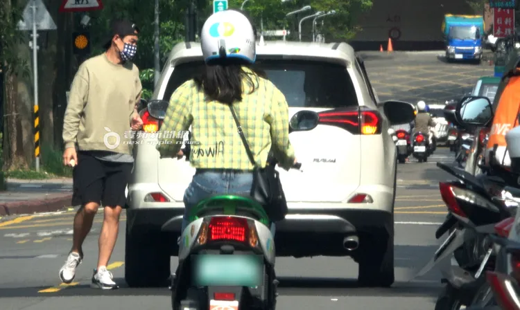 藍鈞天將車違規並排停在路中間，做出不良示範。特勤中心攝