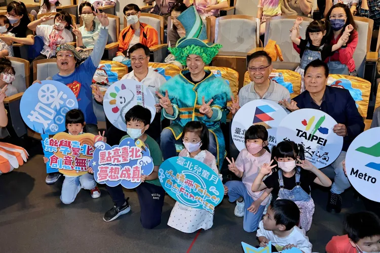 蔣萬安覺得，髮飾比較特別、誇張一點，會很喜歡。施昂強攝