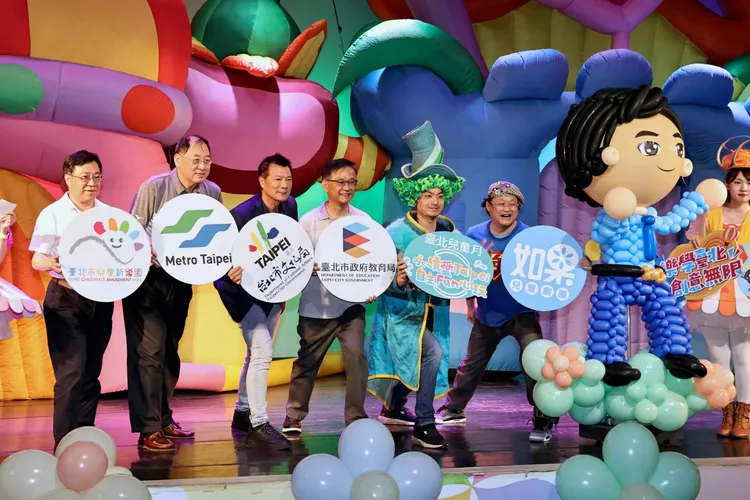 現場出現蔣萬安等比氣球。施昂強攝