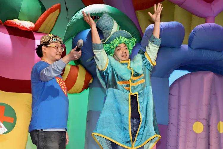 蔣萬安強調，因為希望和孩子們同樂，所以選擇誇張的帽子髮型和服裝。施昂強攝