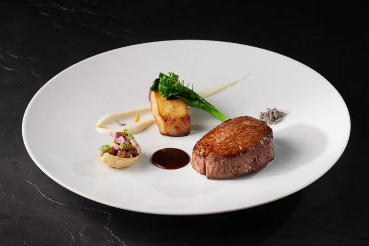 THE WANG新主餐「日本A5和牛」，以菲力牛排搭配松露千層洋芋、牛肉酥盒、鹽昆布。業者提供