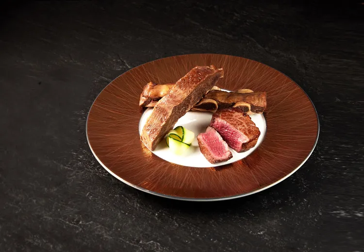 王品牛排30年推出全新主餐「王品牛小排佐嫩煎菲力」，一次享受2種不同口感的美味。業者提供