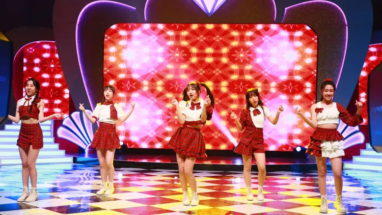 白冰冰重金栽培的冰冰show少女隊，成員張家瑜（左起）、黃宥臻、張羽靚、許芷芸、張思媛合體，載歌載舞。中視提供