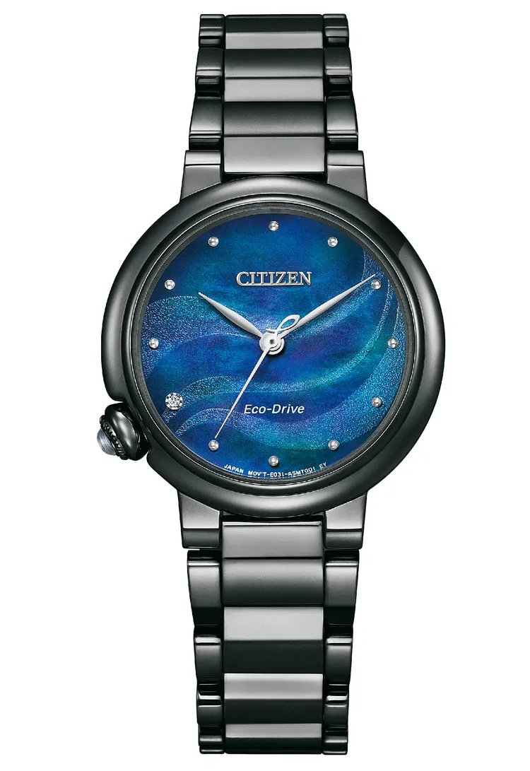 以自然景觀「藍眼淚」為靈感的CITIZEN L系列精鋼女錶，1萬5800元。品牌提供