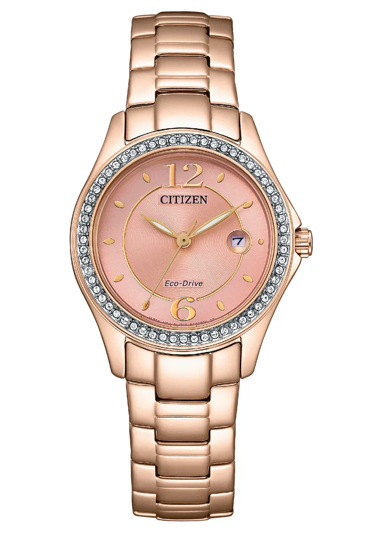 以穿搭作為設計出發點的CITIZEN Ladies系列精鋼女錶，搭載鑲嵌60顆水晶的璀璨錶圈，8800元。品牌提供