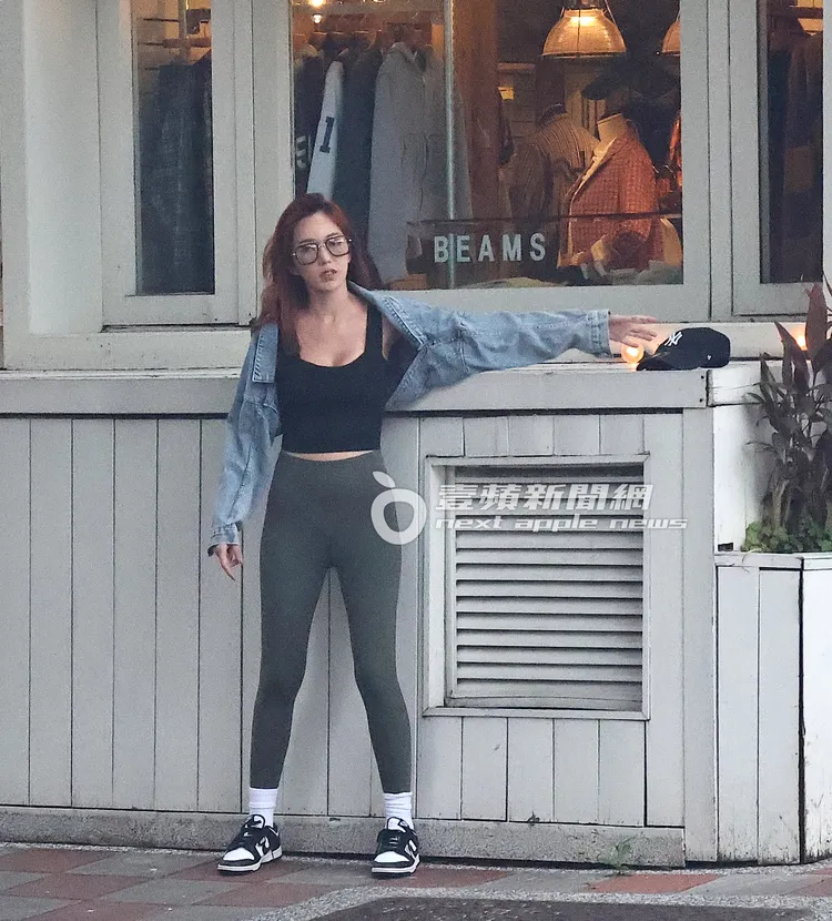 拐拐身穿黑色運動背心、灰色運動褲搭配墨鏡，一身運動風在外拍。特勤中心攝