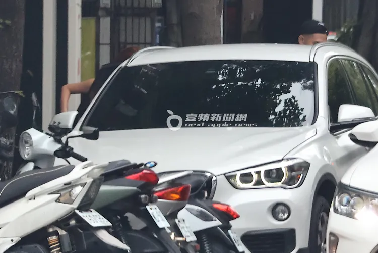 拍完一個段落，拐拐鑽到攝影師的車子後座準備換衣服。特勤中心攝