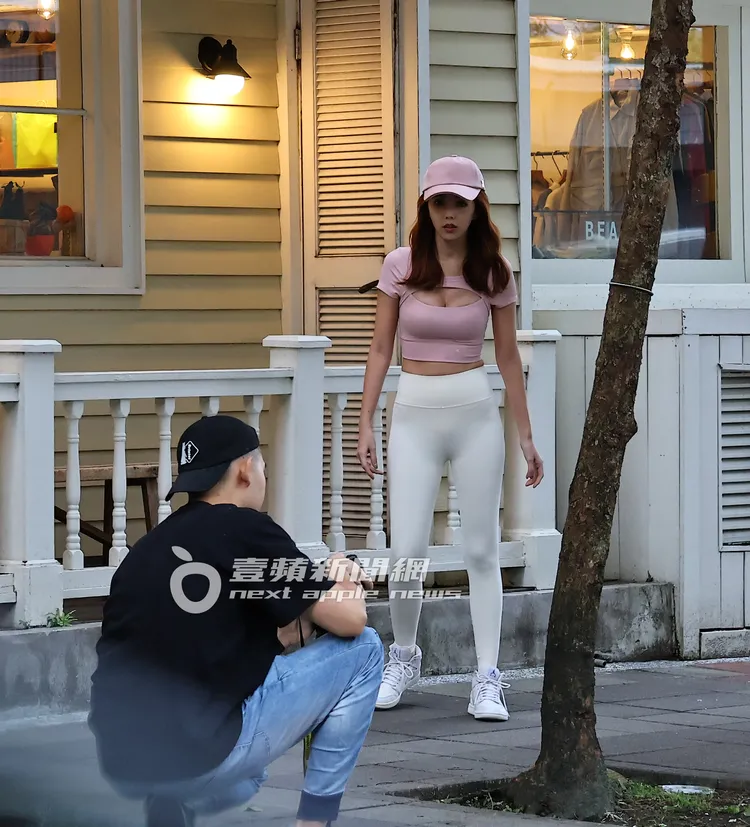 拐拐（右）與攝影師相當熟悉合作模式。特勤中心攝