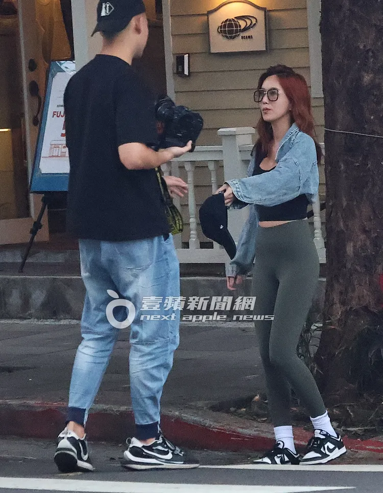 拐拐將帽子遞給攝影師。特勤中心攝