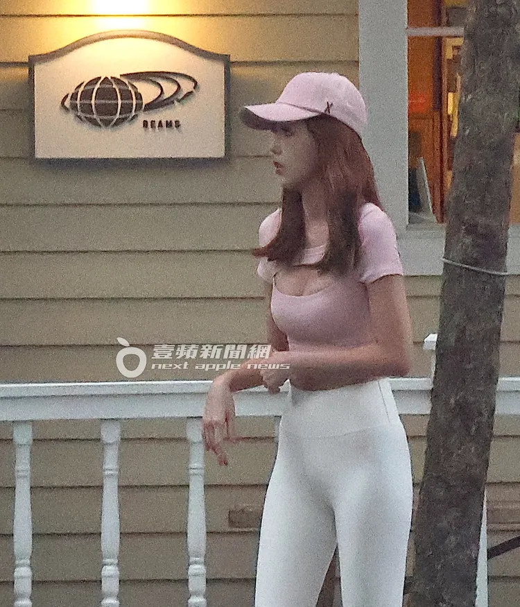 拐拐拍照時看著遠方。特勤中心攝