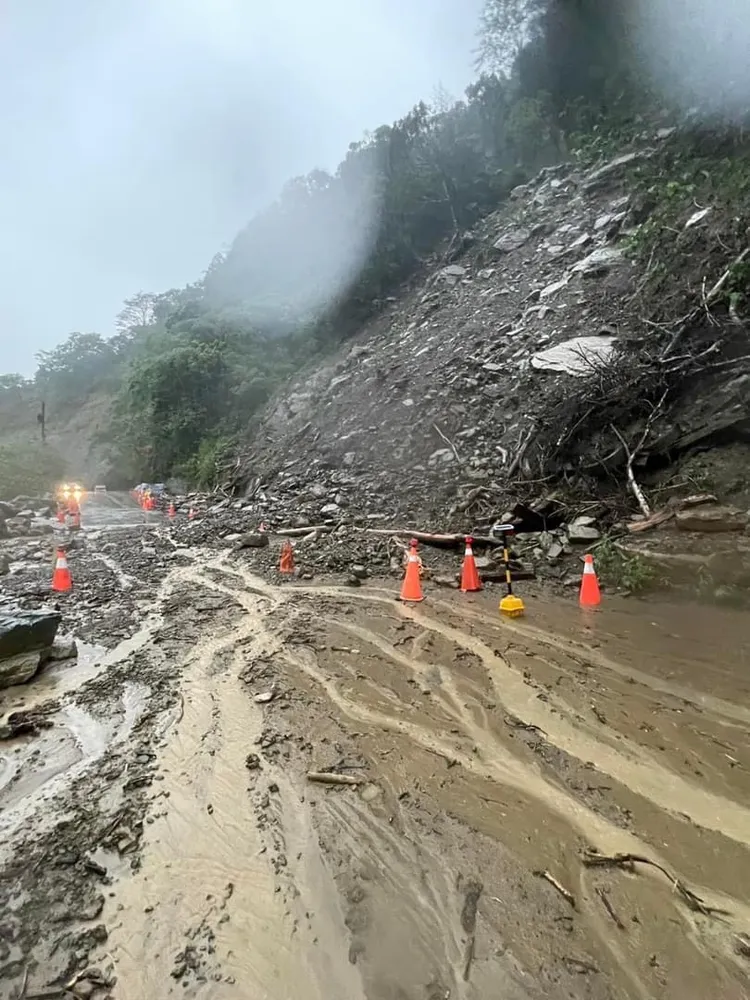 南庄鄉東河村(苗21線3.5K) 因現場土石滑落，車輛無法通行。引自《苗栗縣政府消防局》粉絲頁