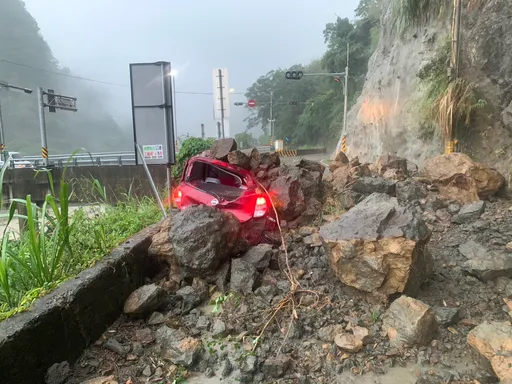 雨炸苗栗土石崩!消防員曝驚悚照「小客車內艙全扁了」車主現況曝