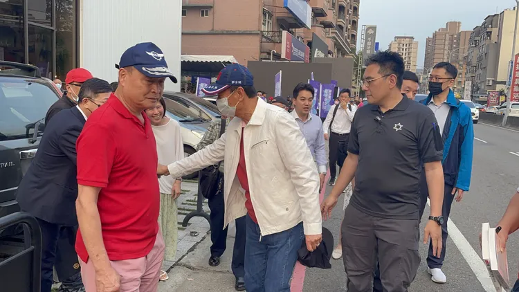 郭台銘親切與民眾握手致意。張沛森攝