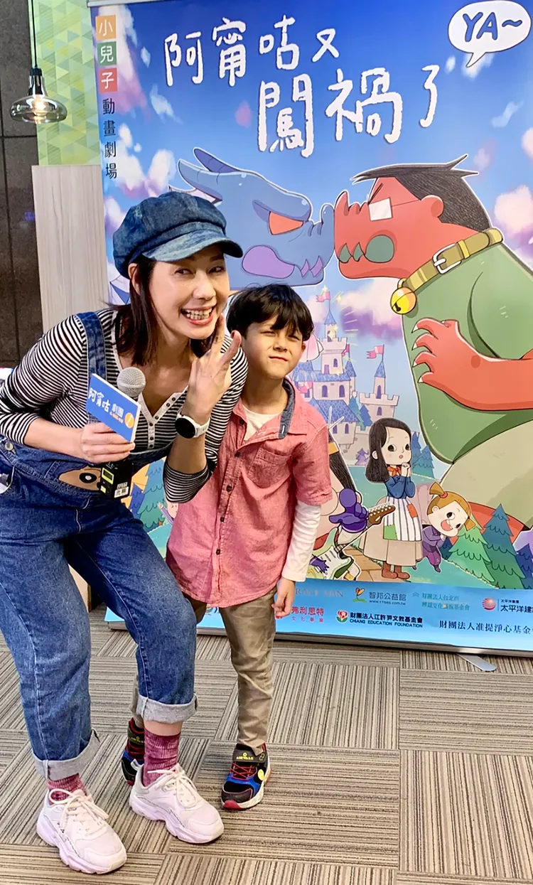 丁寧帶小兒子Amari一起來欣賞音樂劇。夢田影像提供