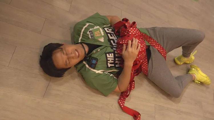 徐新洋玩遊戲，暈倒在地。中視提供